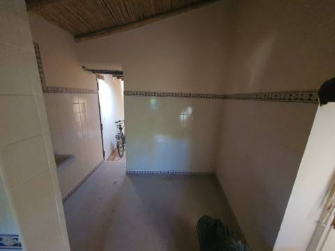 Moradia Tradicional T2 com anexo para venda no campo a 20 minutos de Tavira