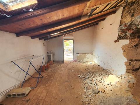 Moradia Tradicional T2 com anexo para venda no campo a 20 minutos de Tavira