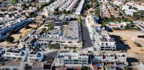 Apartamento T3 com pátio privado, piscina e garagem em Cabanas de Tavira