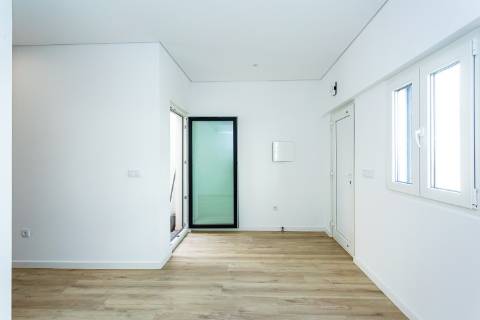 Moradia nova no centro de Cabanas com terraços e vista mar