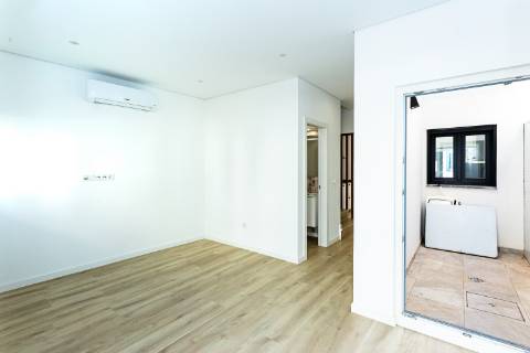 Moradia nova no centro de Cabanas com terraços e vista mar