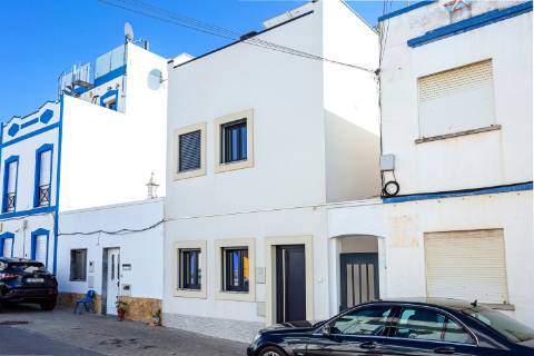 Moradia nova no centro de Cabanas com terraços e vista mar