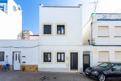 Moradia nova no centro de Cabanas com terraços e vista mar