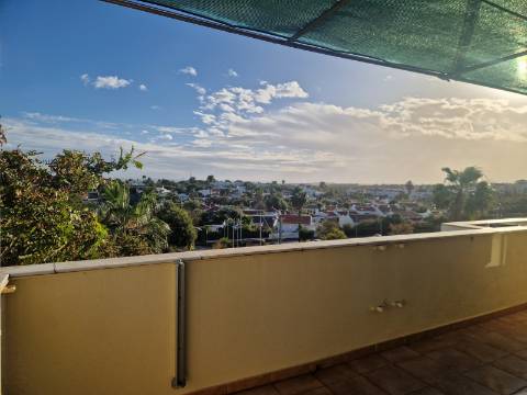 Apartamento T2 com varanda, vista desafogada e lugar de estacionamento