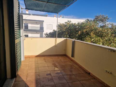 Apartamento T2 com varanda, vista desafogada e lugar de estacionamento