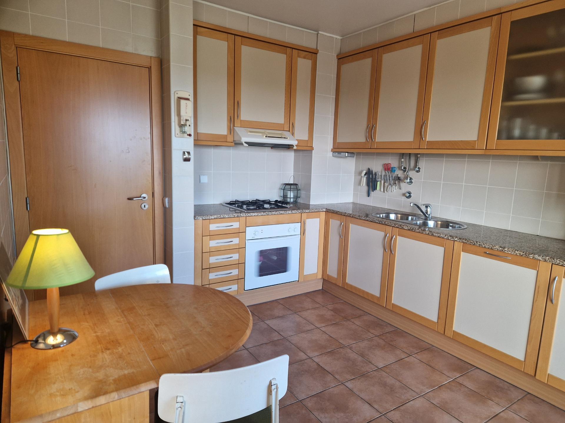 Apartamento T2 com varanda, vista desafogada e lugar de estacionamento