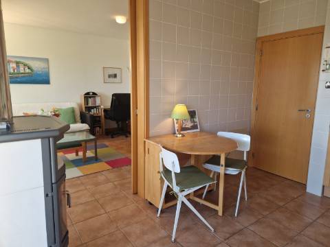 Apartamento T2 com varanda, vista desafogada e lugar de estacionamento