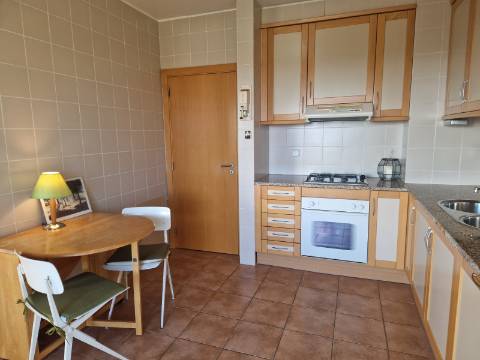 Apartamento T2 com varanda, vista desafogada e lugar de estacionamento