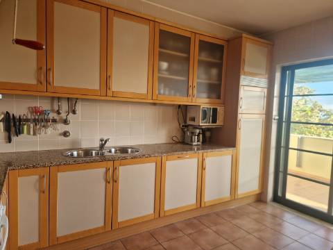 Apartamento T2 com varanda, vista desafogada e lugar de estacionamento