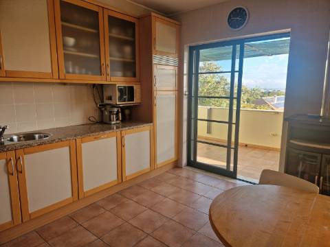 Apartamento T2 com varanda, vista desafogada e lugar de estacionamento