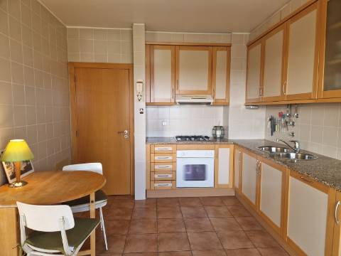 Apartamento T2 com varanda, vista desafogada e lugar de estacionamento