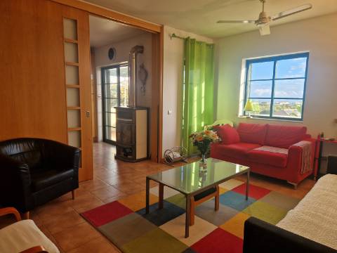 Apartamento T2 com varanda, vista desafogada e lugar de estacionamento