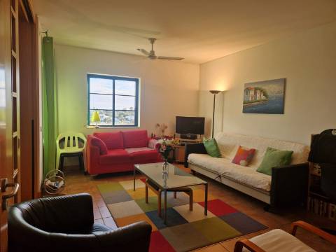 Apartamento T2 com varanda, vista desafogada e lugar de estacionamento