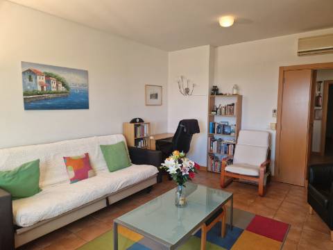 Apartamento T2 com varanda, vista desafogada e lugar de estacionamento