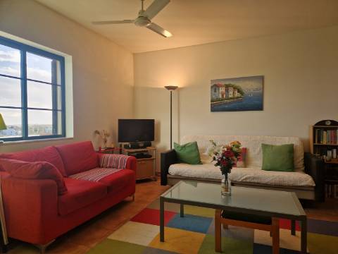 Apartamento T2 com varanda, vista desafogada e lugar de estacionamento