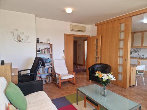 Apartamento T2 com varanda, vista desafogada e lugar de estacionamento