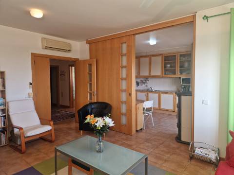 Apartamento T2 com varanda, vista desafogada e lugar de estacionamento