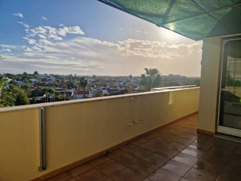 Apartamento T2 com varanda, vista desafogada e lugar de estacionamento