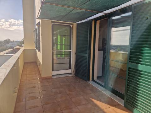 Apartamento T2 com varanda, vista desafogada e lugar de estacionamento