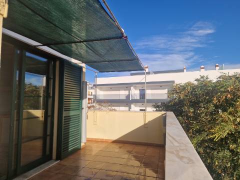 Apartamento T2 com varanda, vista desafogada e lugar de estacionamento