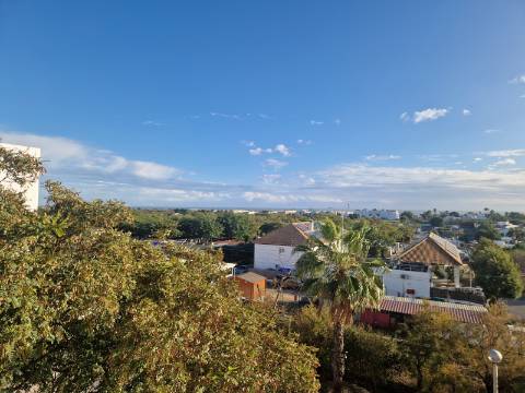 Apartamento T2 com varanda, vista desafogada e lugar de estacionamento