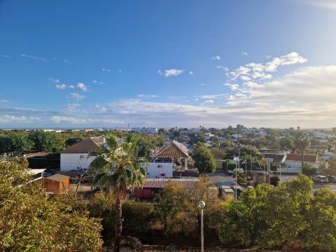 Apartamento T2 com varanda, vista desafogada e lugar de estacionamento