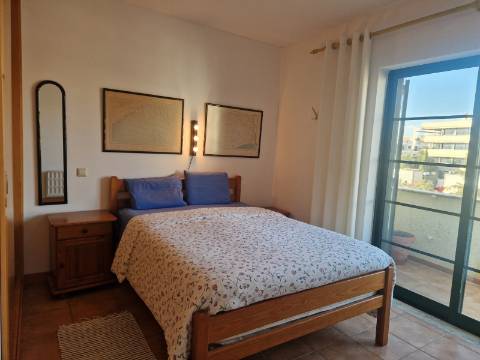 Apartamento T2 com varanda, vista desafogada e lugar de estacionamento