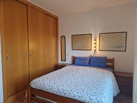 Apartamento T2 com varanda, vista desafogada e lugar de estacionamento