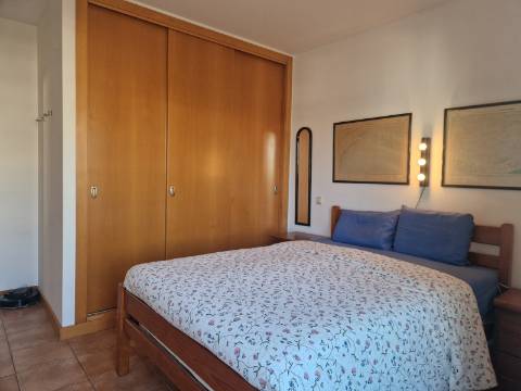 Apartamento T2 com varanda, vista desafogada e lugar de estacionamento