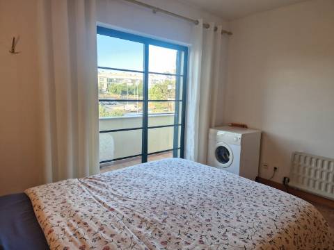 Apartamento T2 com varanda, vista desafogada e lugar de estacionamento