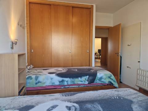 Apartamento T2 com varanda, vista desafogada e lugar de estacionamento