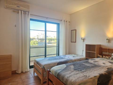 Apartamento T2 com varanda, vista desafogada e lugar de estacionamento