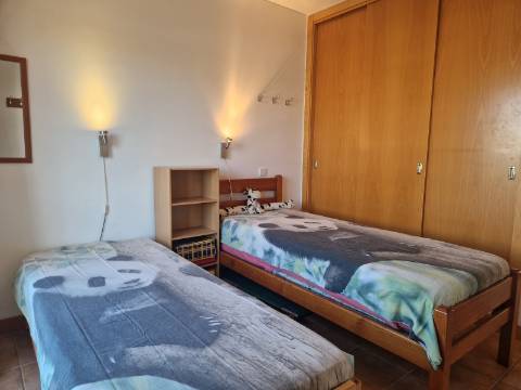 Apartamento T2 com varanda, vista desafogada e lugar de estacionamento