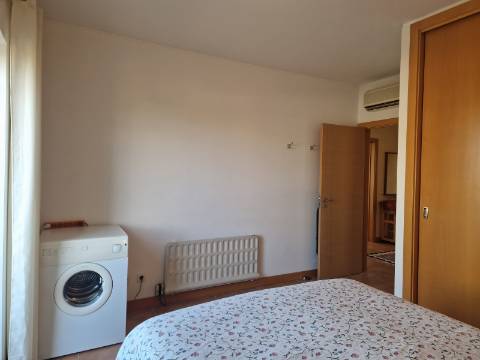 Apartamento T2 com varanda, vista desafogada e lugar de estacionamento