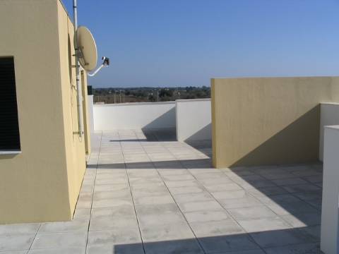 Apartamento T2 com varanda, vista desafogada e lugar de estacionamento