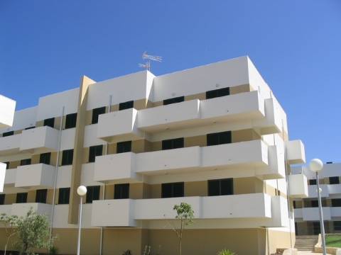 Apartamento T2 com varanda, vista desafogada e lugar de estacionamento