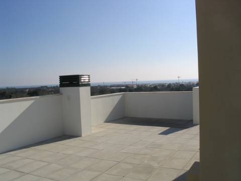 Apartamento T2 com varanda, vista desafogada e lugar de estacionamento