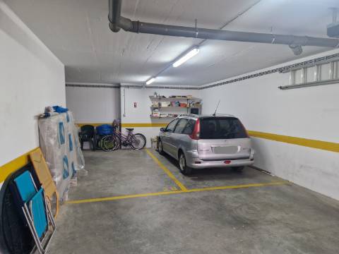 Apartamento T2 com varanda, vista desafogada e lugar de estacionamento
