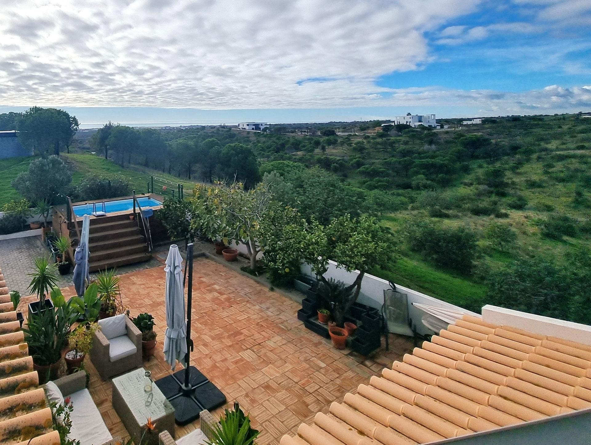 Moradia térrea T3 com vista mar golfe, natureza, privacidade e praia a 10 minutos em Altura, Castro Marim