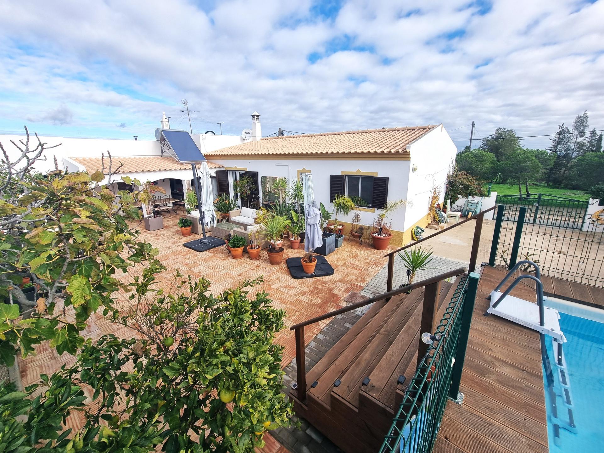 Moradia térrea T3 com vista mar golfe, natureza, privacidade e praia a 10 minutos em Altura, Castro Marim