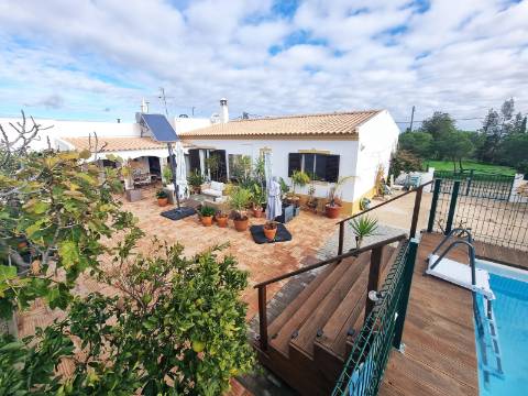 Moradia térrea T3 com vista mar golfe, natureza, privacidade e praia a 10 minutos em Altura, Castro Marim