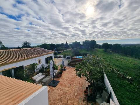 Moradia térrea T3 com vista mar golfe, natureza, privacidade e praia a 10 minutos em Altura, Castro Marim