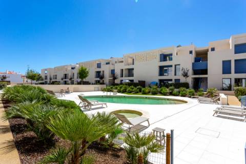 Apartamento T2 mobilado com garagem e piscina em Cabanas de Tavira