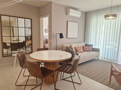 Apartamento T2 mobilado com garagem e piscina em Cabanas de Tavira