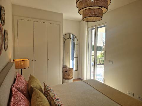 Apartamento T2 mobilado com garagem e piscina em Cabanas de Tavira