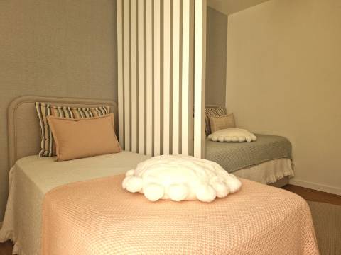 Apartamento T2 mobilado com garagem e piscina em Cabanas de Tavira