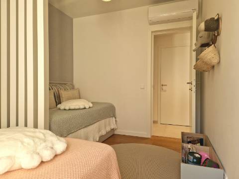 Apartamento T2 mobilado com garagem e piscina em Cabanas de Tavira