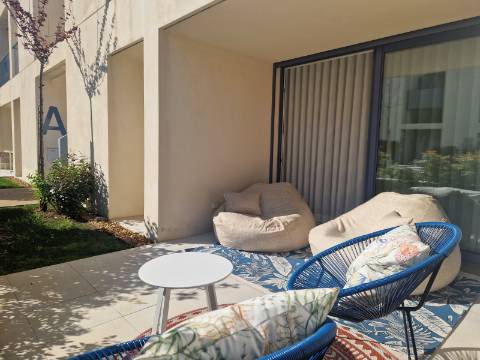 Apartamento T2 mobilado com garagem e piscina em Cabanas de Tavira