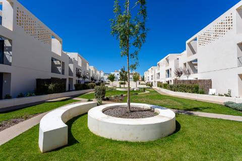 Apartamento T2 mobilado com garagem e piscina em Cabanas de Tavira