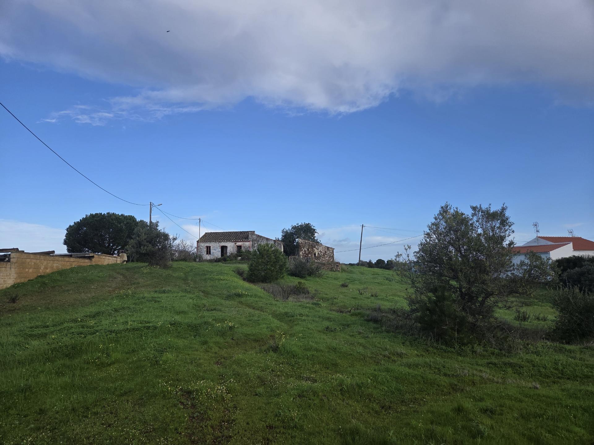 Terreno com Projeto Aprovado e Vistas Golfe e Mar